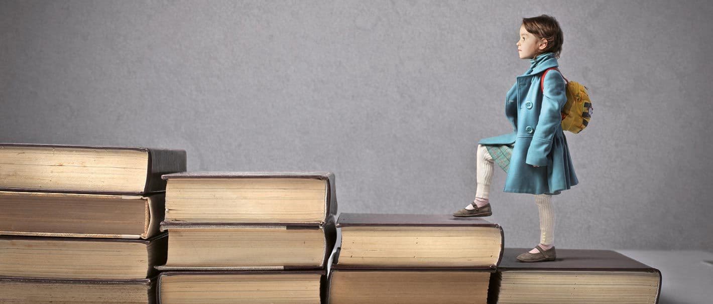 Mädchen geht eine Treppe aus Büchern hinauf
