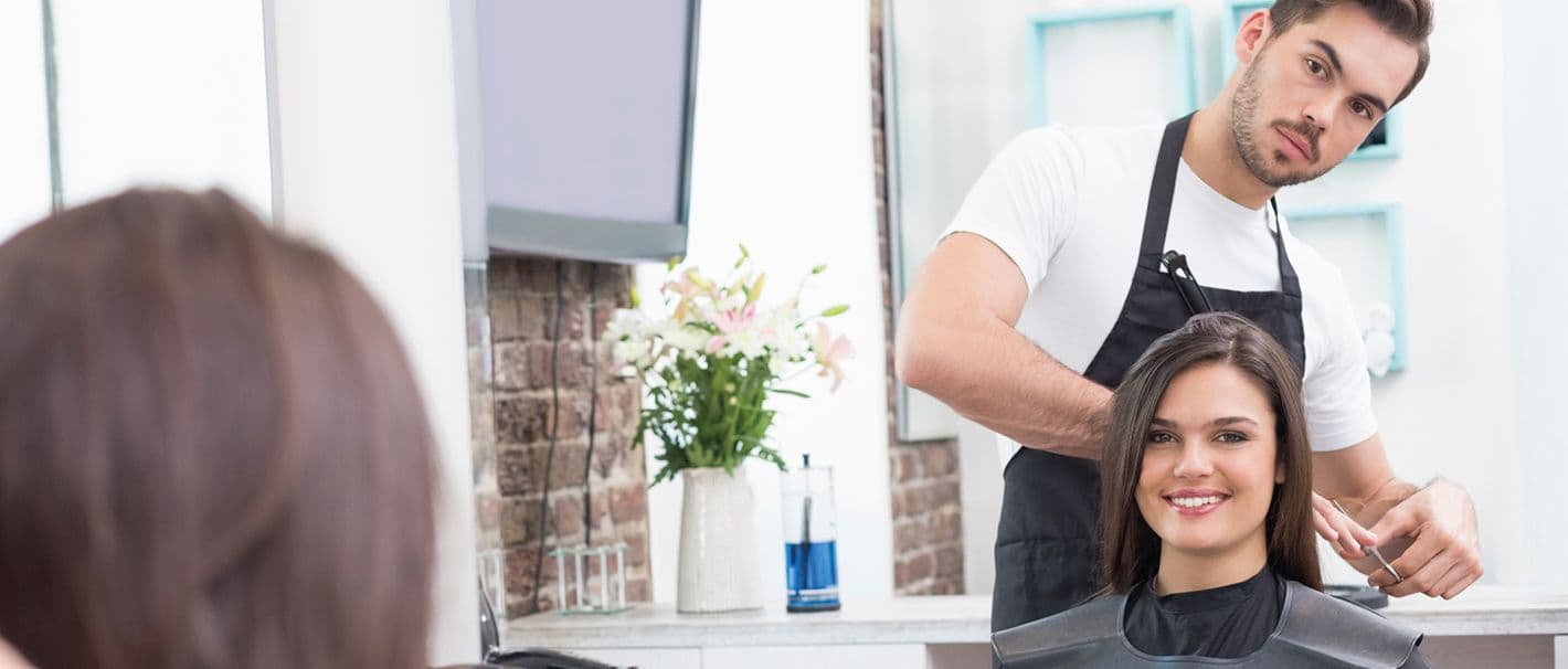 Friseur beim Haareschneiden