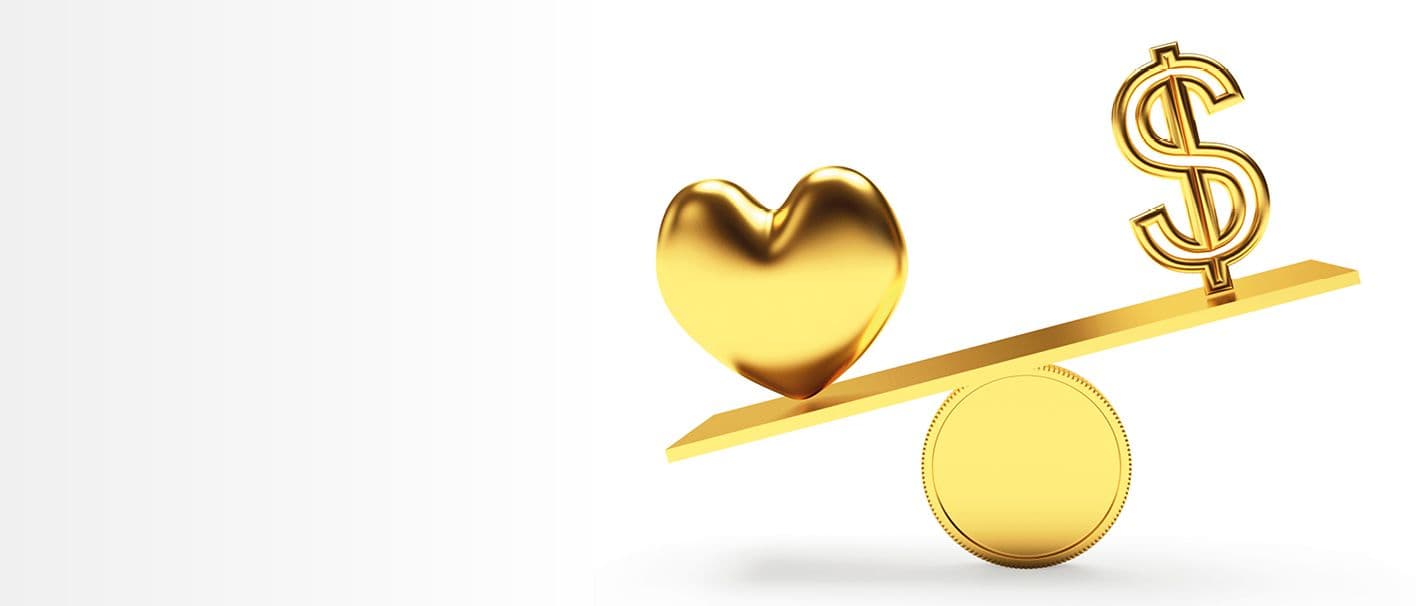 Goldene Waage mit einem Herz auf der einen und einem Dollarzeichen auf der anderen Seite
