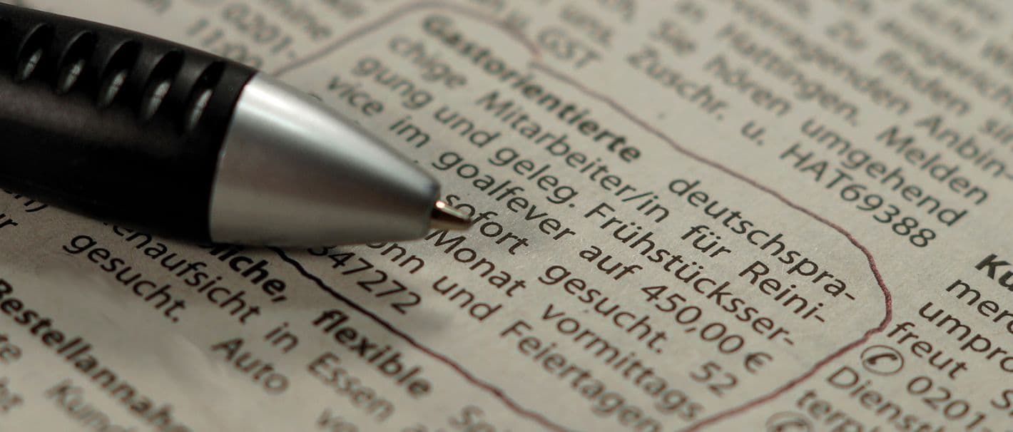 Zeitungsausschnitt mit Stellenanzeigen