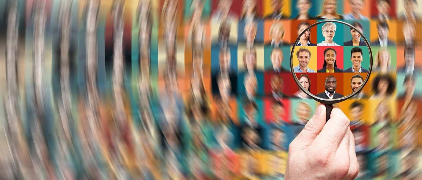 Lupe sucht unter Geschäftsleuten Personal