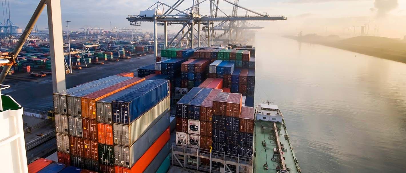 Container auf einem Frachtschiff im Hafen „Europoort“ in Rotterdam
