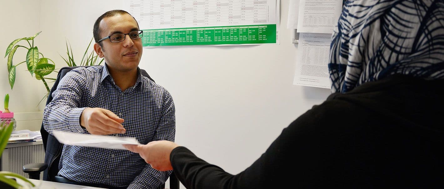 Bild zum Beitrag "Individuelle Erfahrungen mit den Jobcentern: Migranten der ersten Generation verteilen die besten Noten"