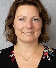 Das Bild zeigt ein Portraitfoto von Dr. Janna Czernomoriez.