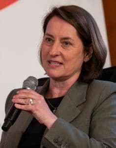 Leonie Gebers spricht auf dem Podium der Nürnberger Gespräche 2026.