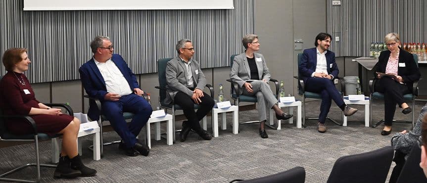 Podiumsdiskussion mit Dr. Sandra Schaffner, Leiterin des FDZ Ruhr am Leibniz-Institut für Wirtschaftsforschung, Prof. Stefan Bender, Leiter des Forschungsdaten- und Servicezentrums der Deutschen Bundesbank und Vorgänger von Dana Müller, Dr. Daniel Fuß, Leiter des Forschungsdatenzentrums am Leibniz-Institut für Bildungsverläufe, Prof. Regina Riphahn, Ph.D., Inhaberin des Lehrstuhls für Statistik und empirische Wirtschaftsforschung an der Friedrich-Alexander-Universität Erlangen-Nürnberg, Till von Wachter, Professor für Volkswirtschaftslehre an der University of California Los Angeles und Direktor des California Census Research Data Center, und Moderatorin Dr. Andrea Kargus vom IAB.