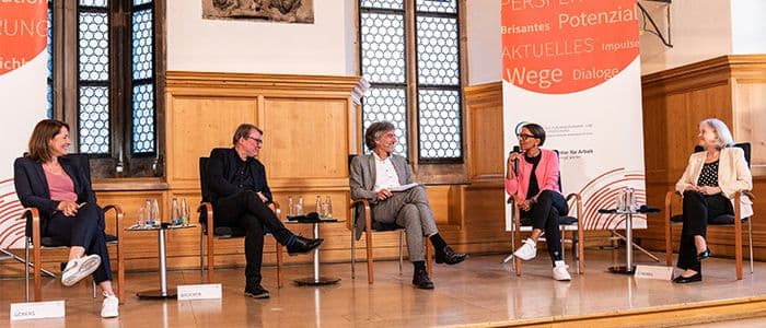 Leonie Gebers, Herbert Brücker, Gerhard Schröder, Janina Kugel und Eva Strobel auf den Nürnberger gesprächen