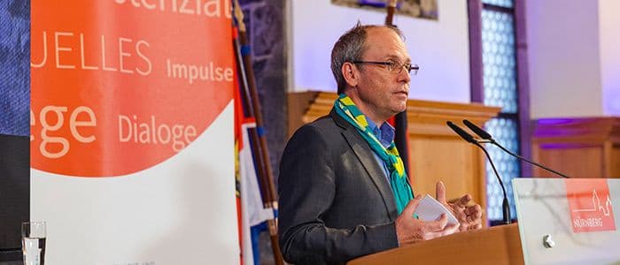Prof. Bernd Fitzenberger hält seine Abschlussrede am Rednerpult.