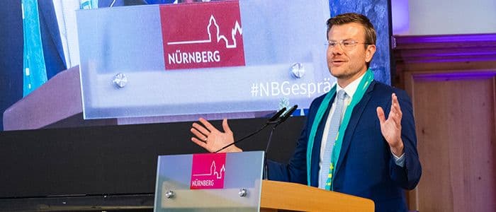 Markus König steht am Rednerpult in seiner Begrüßungsrede