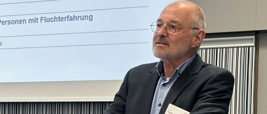IAB-Forscher Dr. Peter begrüßte die Teilnehmenden des Workshops zur Beratung und Betreuung vulnerabler Personen, der im November 2024 am IAB in Nürnberg stattfand.