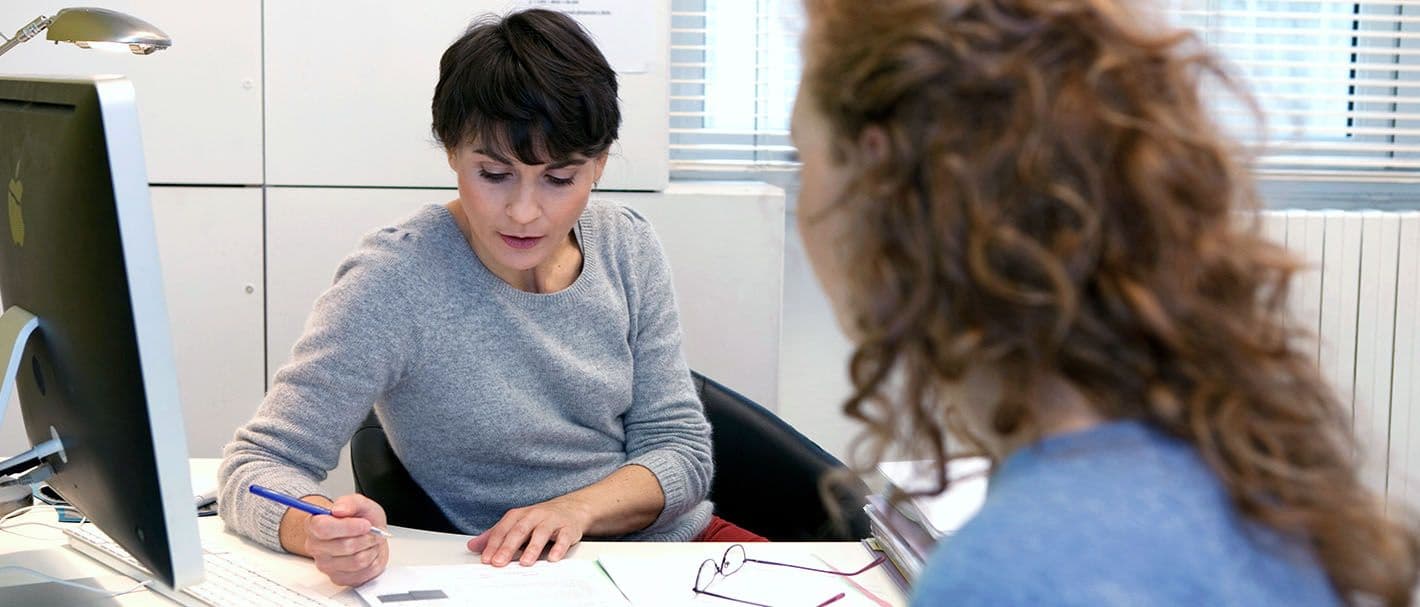 Zwei Frauen in einer Beratungssituation
