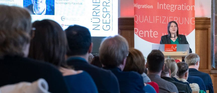 Begrüßung und Einführung bei den Nürnberger Gesprächen 2026 durch Elisabeth Ries.