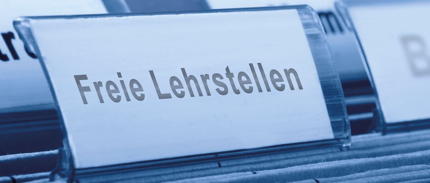 Registermappe mit Aufschrift „Freie Lehrstellen“