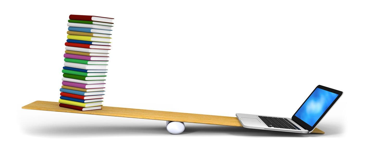 Laptop und Bücherstapel auf einer Wippe, dabei wiegt der Laptop schwerer.