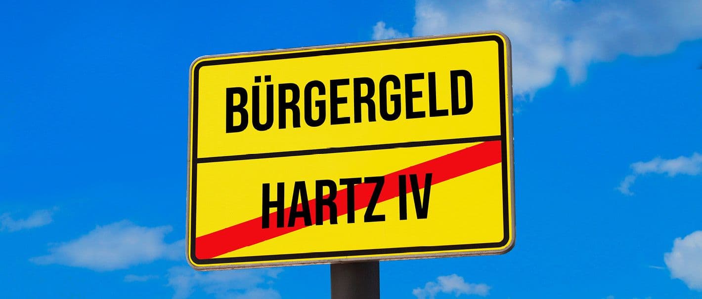 Gelbes Ortsschild, auf dem über einem durchgestrichenen „Hartz IV“ das Wort „Bürgergeld“ steht.