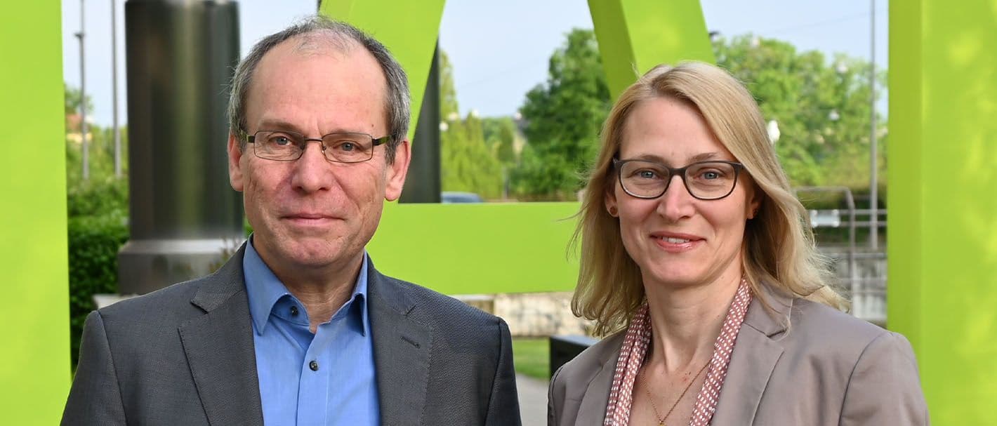 Das Bild zeigt Bernd Fitzenberger und Silke Anger vor dem IAB.