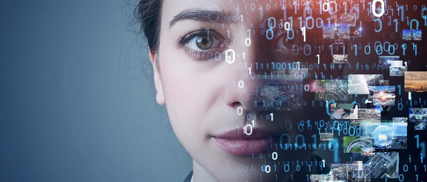 Nahaufnahme des Gesichts eines jungen Mädchens. Die Hälfte davon wird verdeckt durch einen binären Code sowie verschiede Monitore und Bilder, die in verschiedenen virtuellen Ebenen davor schweben. Das Bild symbolisiert die Digitalisierung.