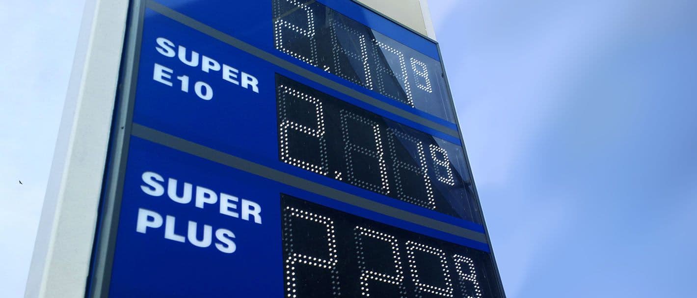 Anzeigetafel einer Tankstelle, auf der relativ hohe Verkaufspreise angezeigt werden.