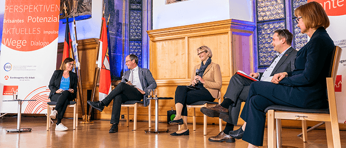 Anja Karliczek, Bernd Fitzenberger, Karl-Sebastian Schulte, Evelyn Räder und Ute Möller sitzen auf Stühlen und diskutieren in der Runde.