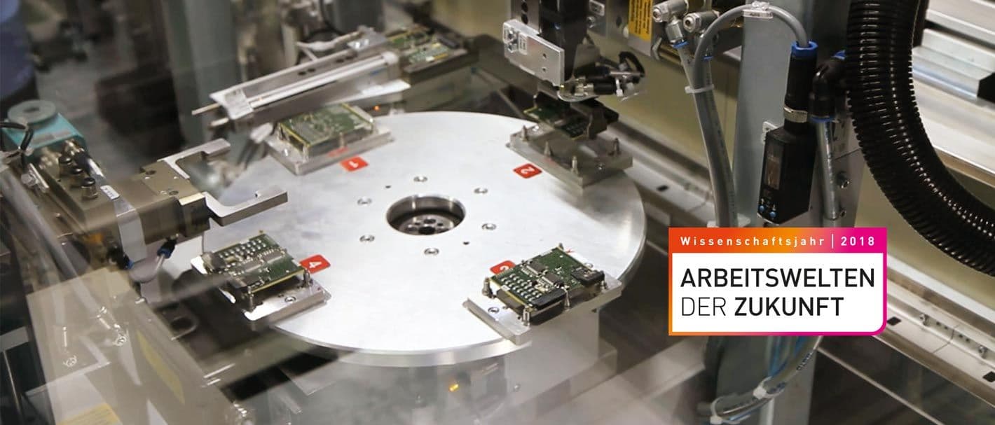Das Bild zeigt einen Roboter, der Chips auf einer Patte montiert.