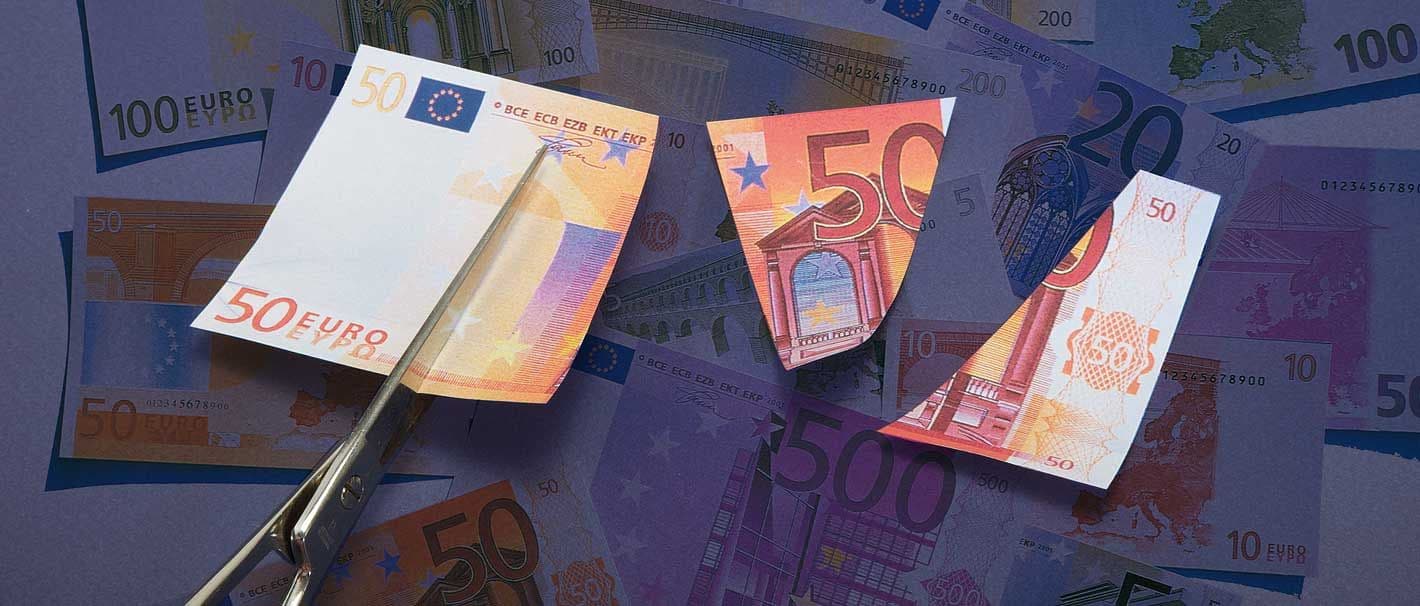 50-Euro-Schein, der gerade mit der SChere durchschnitten wird