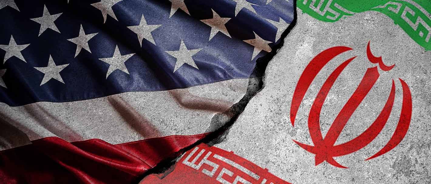 Links die Flagge der USA, rechts die Flagge von Iran, dazwischen ein Riss
