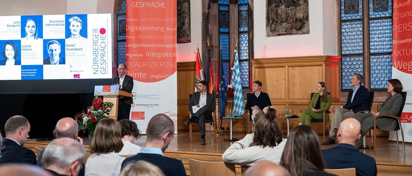 Blick auf das Podium der Nürnberger Gespräche 2026 im Historischen Rathaussaal.