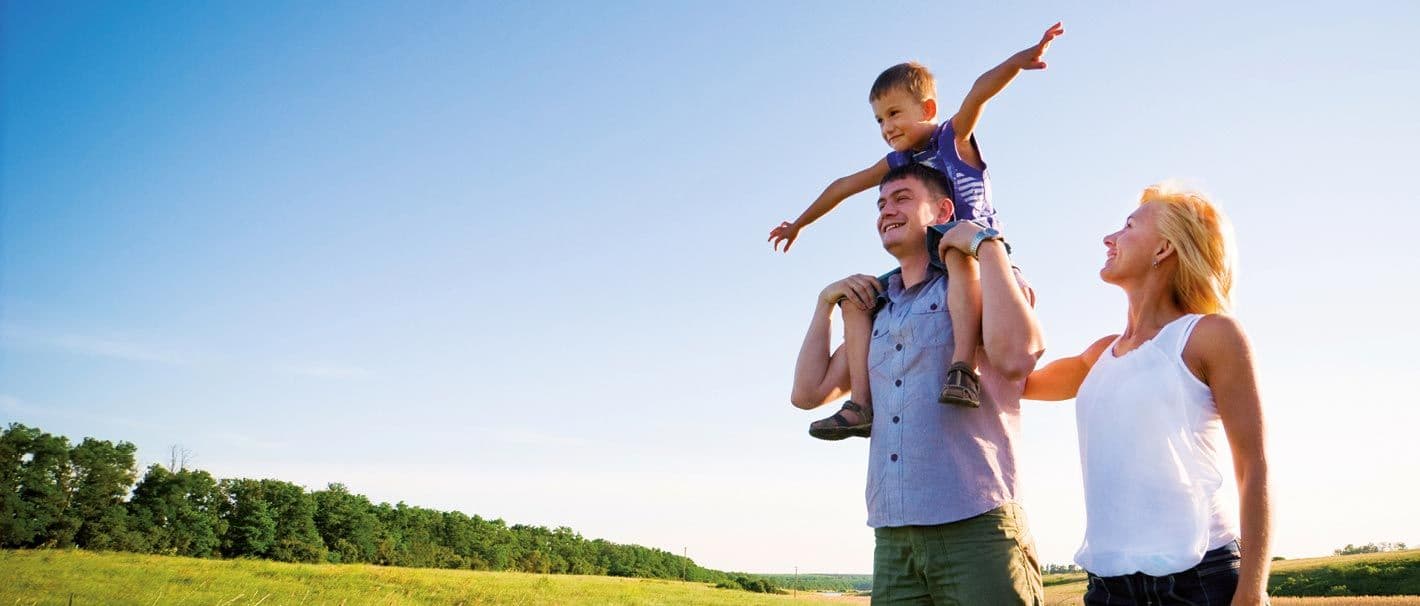 Mama und Papa mit dem kleinen Sohn auf den Schultern