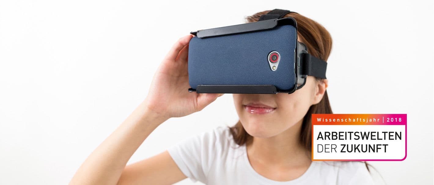 Frau mit Datenbrille