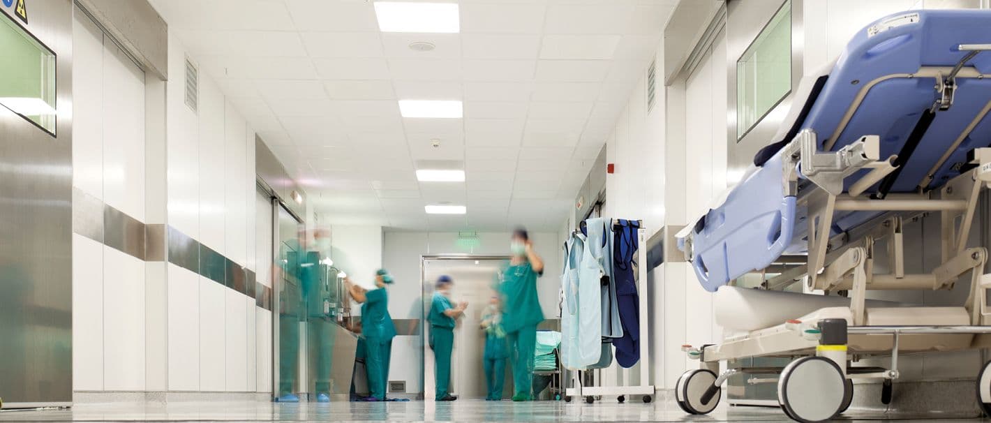 Ein Krankenhausflur auf dem Ärzte ihrer Arbeit nachgehen